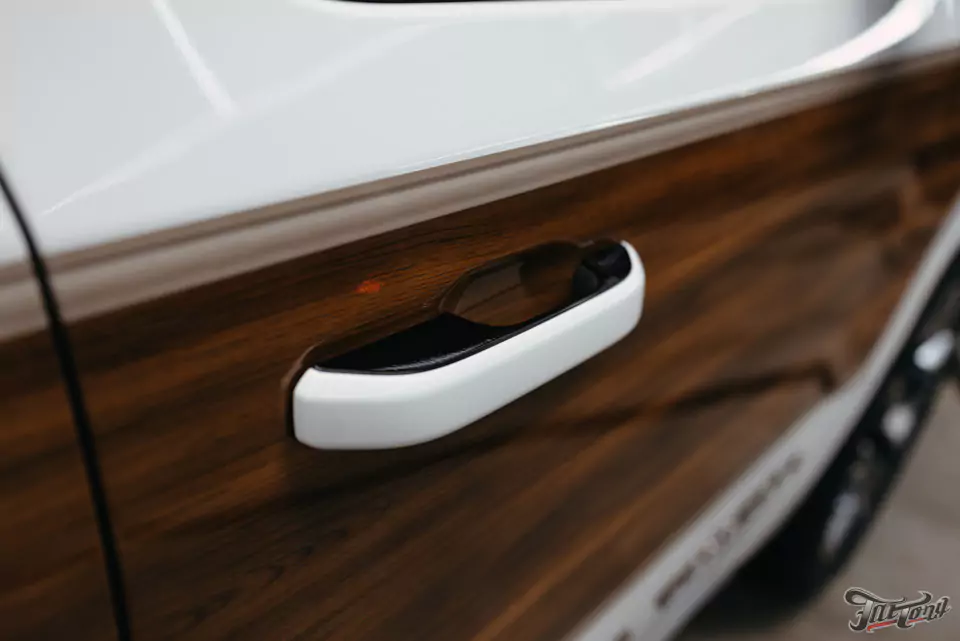 Так не должно быть! Заново разработали дизайн наклеек для Jeep Grand Wagoneer и забронировали кузов полиуретаном